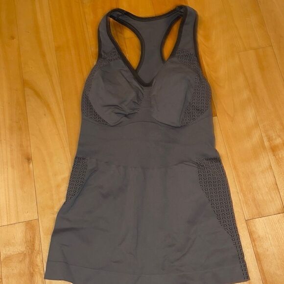 Lululemon tank top size 4/6 no tag. In perfect condition - Picture 1 of 3